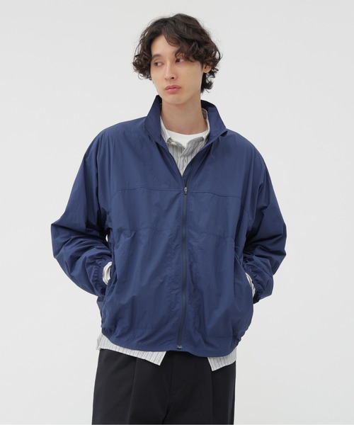 MHL.（エムエイチエル）の「PROOFED LIGHT NYLON TAFFETA（ブルゾン・メンズ・セージグリーン/ブラック/ネイビー・MEDIUM/LARGE）」の3枚目の写真