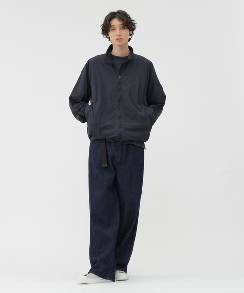 MHL.（エムエイチエル）の「PROOFED LIGHT NYLON TAFFETA（ブルゾン・メンズ・セージグリーン/ブラック/ネイビー・MEDIUM/LARGE）」の4枚目の写真