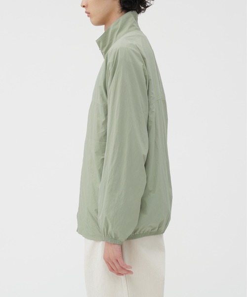 MHL.（エムエイチエル）の「PROOFED LIGHT NYLON TAFFETA（ブルゾン・メンズ・セージグリーン/ブラック/ネイビー・MEDIUM/LARGE）」の11枚目の写真