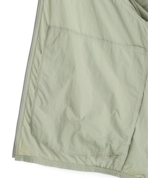 MHL.（エムエイチエル）の「PROOFED LIGHT NYLON TAFFETA（ブルゾン・メンズ・セージグリーン/ブラック/ネイビー・MEDIUM/LARGE）」の14枚目の写真