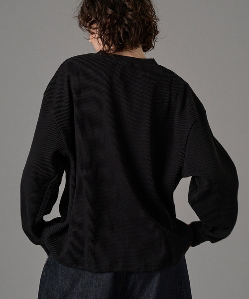 ONCILY(オンシェリー)の「LOGO HENRY NECK THERMAL LONG SLEEVE T-SHIRT /ロゴヘンリーネックサーマルロンT(Tシャツ/カットソー・メンズ・ネイビー/ブラック/グレー・SMALL/MEDIUM/LARGE)」の8枚目の写真