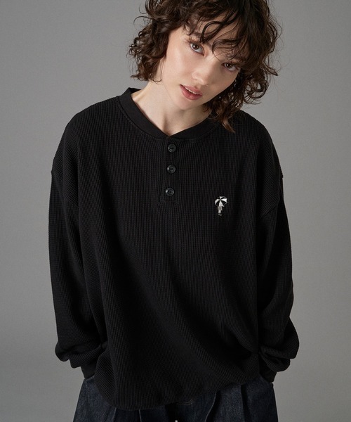 ONCILY(オンシェリー)の「LOGO HENRY NECK THERMAL LONG SLEEVE T-SHIRT /ロゴヘンリーネックサーマルロンT(Tシャツ/カットソー・メンズ・ネイビー/ブラック/グレー・SMALL/MEDIUM/LARGE)」の6枚目の写真