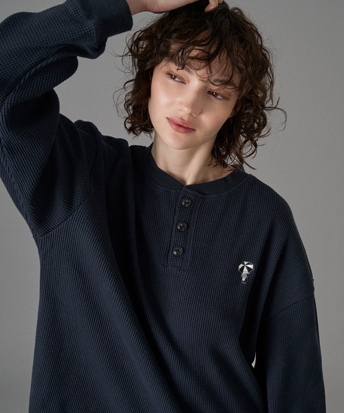 ONCILY(オンシェリー)の「LOGO HENRY NECK THERMAL LONG SLEEVE T-SHIRT /ロゴヘンリーネックサーマルロンT(Tシャツ/カットソー・メンズ・ネイビー/ブラック/グレー・SMALL/MEDIUM/LARGE)」の14枚目の写真