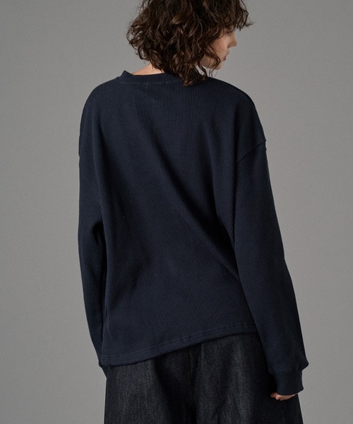 ONCILY(オンシェリー)の「LOGO HENRY NECK THERMAL LONG SLEEVE T-SHIRT /ロゴヘンリーネックサーマルロンT(Tシャツ/カットソー・メンズ・ネイビー/ブラック/グレー・SMALL/MEDIUM/LARGE)」の16枚目の写真