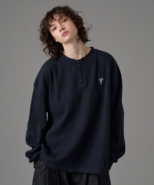 ONCILY(オンシェリー)の「LOGO HENRY NECK THERMAL LONG SLEEVE T-SHIRT /ロゴヘンリーネックサーマルロンT(Tシャツ/カットソー・メンズ・ネイビー/ブラック/グレー・SMALL/MEDIUM/LARGE)」の12枚目の写真