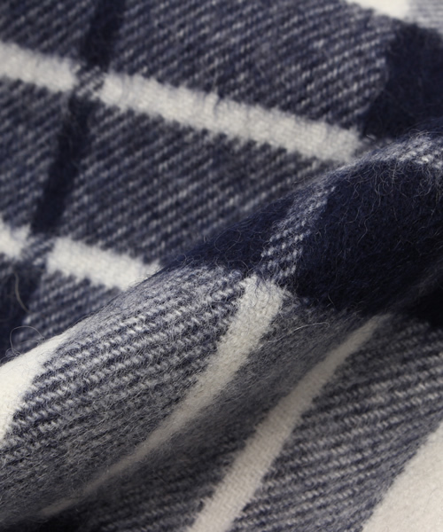 SHIPS(シップス)の「SD: 『カシミヤ』 ホワイト×ネイビー マフラー (大判)(マフラー・メンズ・ネイビー・ONE SIZE)」の3枚目の写真