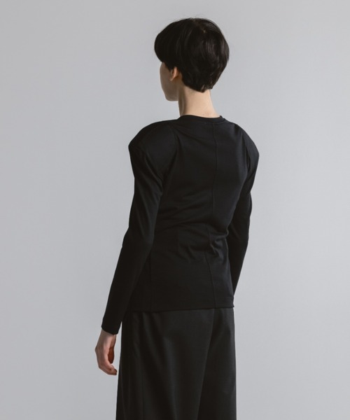 CINOH(チノ)の「WOOL JERSEY SHOULDER PADDED T-SHIRT(Tシャツ/カットソー・レディース・ホワイト系その他/ブラック・38)」の5枚目の写真