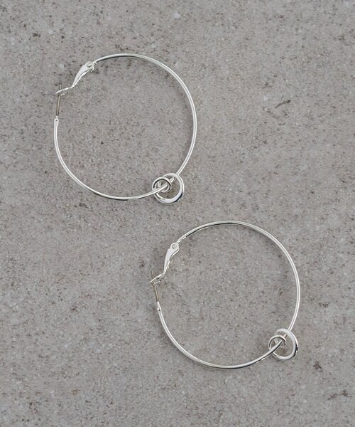 DISCOAT（ディスコート）の「【GOLDY】カーリーチャームフープピアス（ピアス（両耳用）・レディース・シルバー系その他/ゴールド/シルバー・FREE）」の2枚目の写真