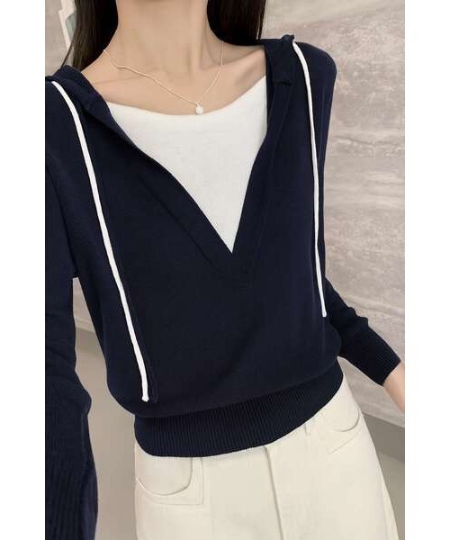 I.O.E(アイオイ)の「一体型レイヤードフードニット(Tシャツ/カットソー・レディース・グレー/ワイン/ブラック/ネイビー/ベージュ・FREE)」の4枚目の写真