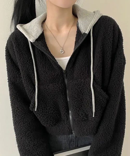Pittok(ピットク)の「異素材コンピのフード付きボア ブルゾン パーカー(パーカー・レディース・ホワイト/ブラック・MEDIUM)」の3枚目の写真