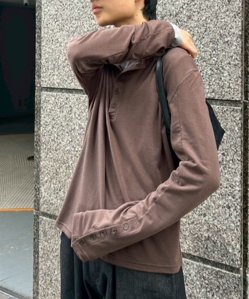 Chikashitsu +（チカシツプラス）の「【Chikashitsu +】sleeve button henry neck long sleeve tee / 【チカシツプラス】スリーブボタンヘンリーネック長袖Tシャツ（Tシャツ/カットソー・メンズ・ブラウン/グレー/ブラック・ONE SIZE）」の3枚目の写真