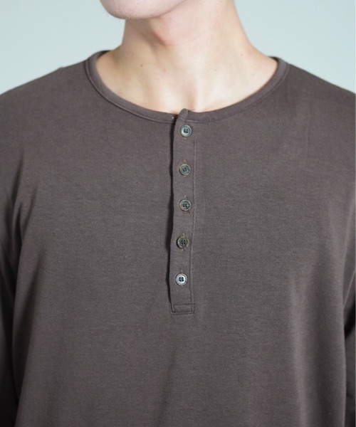 Chikashitsu +（チカシツプラス）の「【Chikashitsu +】sleeve button henry neck long sleeve tee / 【チカシツプラス】スリーブボタンヘンリーネック長袖Tシャツ（Tシャツ/カットソー・メンズ・ブラウン/グレー/ブラック・ONE SIZE）」の13枚目の写真