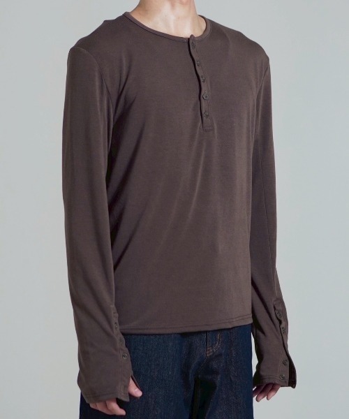 Chikashitsu +（チカシツプラス）の「【Chikashitsu +】sleeve button henry neck long sleeve tee / 【チカシツプラス】スリーブボタンヘンリーネック長袖Tシャツ（Tシャツ/カットソー・メンズ・ブラウン/グレー/ブラック・ONE SIZE）」の11枚目の写真