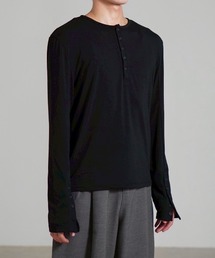 Never mind the XU / Chikashitsu+（ネバーマインド ザ エックスユー / チカシツプラス）の「【Chikashitsu +】sleeve button henry neck long sleeve tee / 【チカシツプラス】スリーブボタンヘンリーネック長袖Tシャツ（Tシャツ/カットソー）」