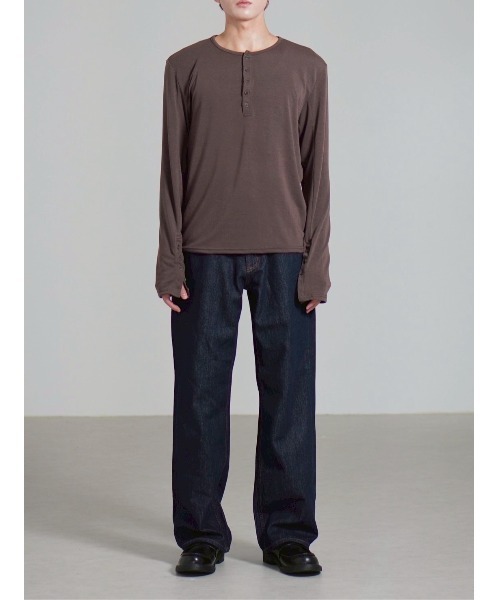 Chikashitsu +（チカシツプラス）の「【Chikashitsu +】sleeve button henry neck long sleeve tee / 【チカシツプラス】スリーブボタンヘンリーネック長袖Tシャツ（Tシャツ/カットソー・メンズ・ブラウン/グレー/ブラック・ONE SIZE）」の16枚目の写真