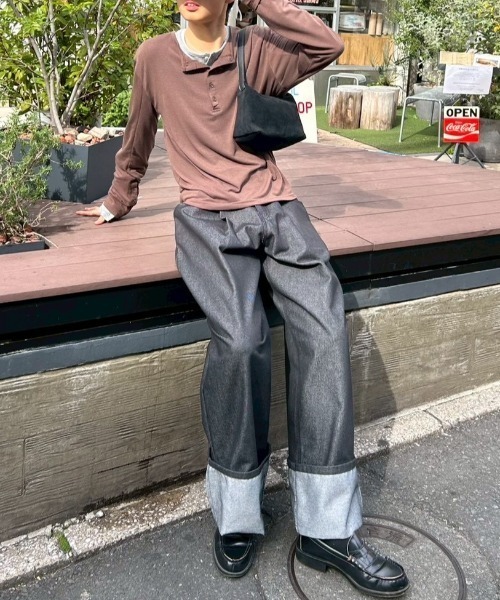 Chikashitsu +（チカシツプラス）の「【Chikashitsu +】sleeve button henry neck long sleeve tee / 【チカシツプラス】スリーブボタンヘンリーネック長袖Tシャツ（Tシャツ/カットソー・メンズ・ブラウン/グレー/ブラック・ONE SIZE）」の4枚目の写真