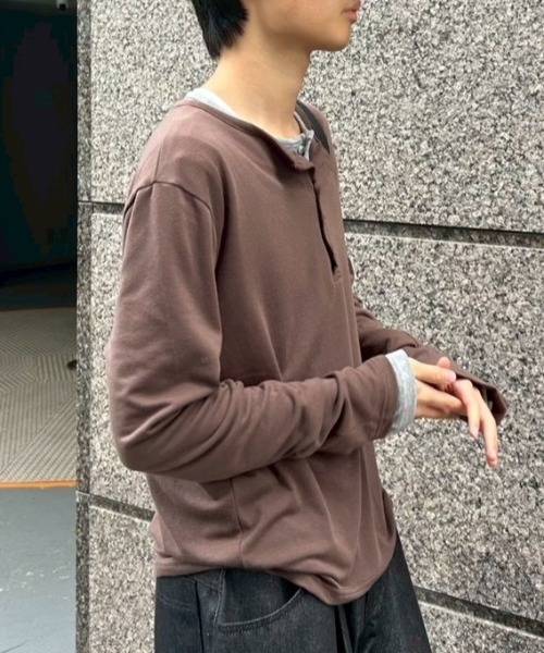 Chikashitsu +（チカシツプラス）の「【Chikashitsu +】sleeve button henry neck long sleeve tee / 【チカシツプラス】スリーブボタンヘンリーネック長袖Tシャツ（Tシャツ/カットソー・メンズ・ブラウン/グレー/ブラック・ONE SIZE）」の7枚目の写真