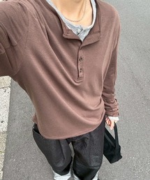 Never mind the XU / Chikashitsu+（ネバーマインド ザ エックスユー / チカシツプラス）の「【Chikashitsu +】sleeve button henry neck long sleeve tee / 【チカシツプラス】スリーブボタンヘンリーネック長袖Tシャツ（Tシャツ/カットソー）」