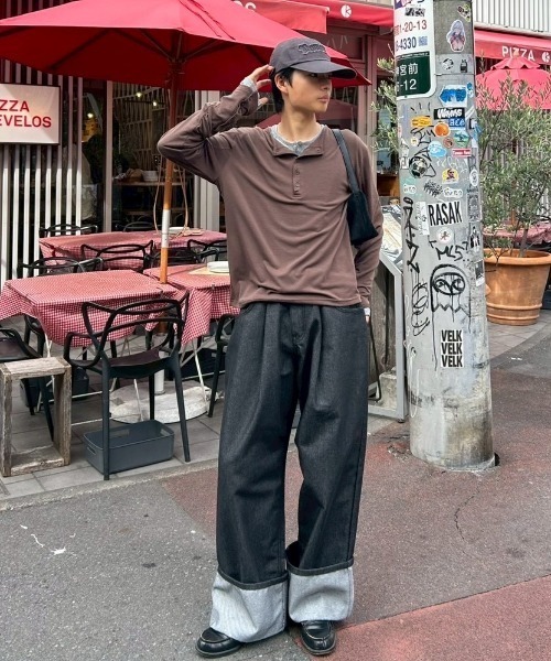 Chikashitsu +（チカシツプラス）の「【Chikashitsu +】sleeve button henry neck long sleeve tee / 【チカシツプラス】スリーブボタンヘンリーネック長袖Tシャツ（Tシャツ/カットソー・メンズ・ブラウン/グレー/ブラック・ONE SIZE）」の5枚目の写真