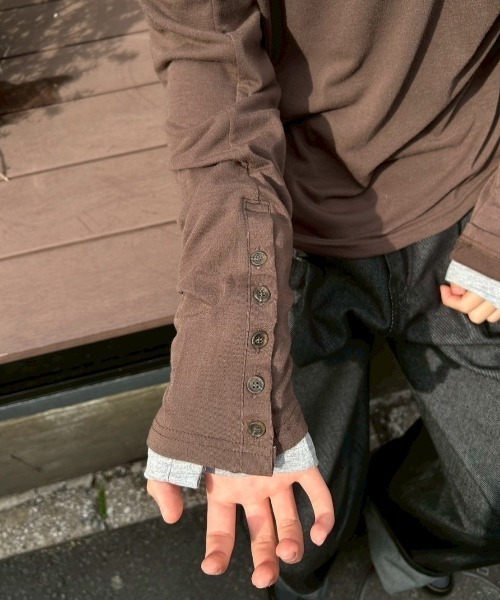 Chikashitsu +（チカシツプラス）の「【Chikashitsu +】sleeve button henry neck long sleeve tee / 【チカシツプラス】スリーブボタンヘンリーネック長袖Tシャツ（Tシャツ/カットソー・メンズ・ブラウン/グレー/ブラック・ONE SIZE）」の9枚目の写真