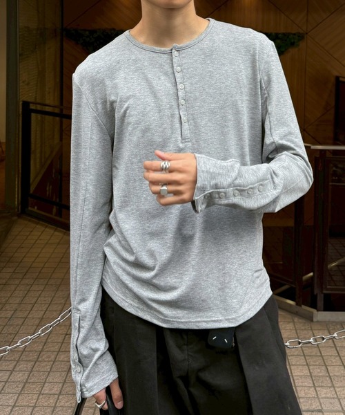 トップス [Chikashitsu +] sleeve button henry neck Chikashitsu +】sleeve button henry neck long sleeve tee