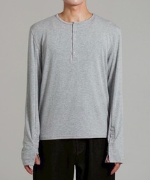 Never mind the XU / Chikashitsu+（ネバーマインド ザ エックスユー / チカシツプラス）の「【Chikashitsu +】sleeve button henry neck long sleeve tee / 【チカシツプラス】スリーブボタンヘンリーネック長袖Tシャツ（Tシャツ/カットソー）」