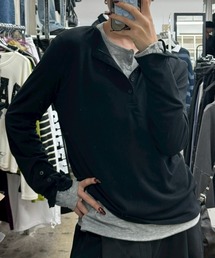 Never mind the XU / Chikashitsu+（ネバーマインド ザ エックスユー / チカシツプラス）の「【Chikashitsu +】sleeve button henry neck long sleeve tee / 【チカシツプラス】スリーブボタンヘンリーネック長袖Tシャツ（Tシャツ/カットソー）」