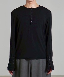 Never mind the XU / Chikashitsu+（ネバーマインド ザ エックスユー / チカシツプラス）の「【Chikashitsu +】sleeve button henry neck long sleeve tee / 【チカシツプラス】スリーブボタンヘンリーネック長袖Tシャツ（Tシャツ/カットソー）」