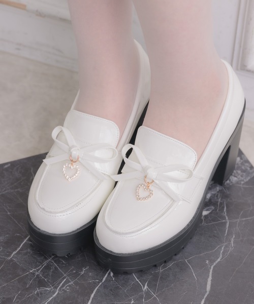 ROJITA（ロジータ）の「ハートチャームリボンローファー（ローファー・レディース・ホワイト/ブラック・SMALL/MEDIUM/LARGE）」の9枚目の写真
