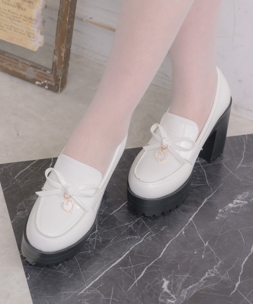 ROJITA（ロジータ）の「ハートチャームリボンローファー（ローファー・レディース・ホワイト/ブラック・SMALL/MEDIUM/LARGE）」の10枚目の写真