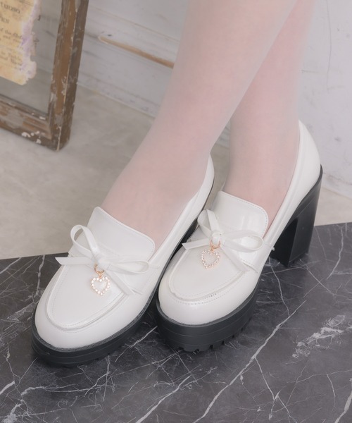 ROJITA（ロジータ）の「ハートチャームリボンローファー（ローファー・レディース・ホワイト/ブラック・SMALL/MEDIUM/LARGE）」の11枚目の写真