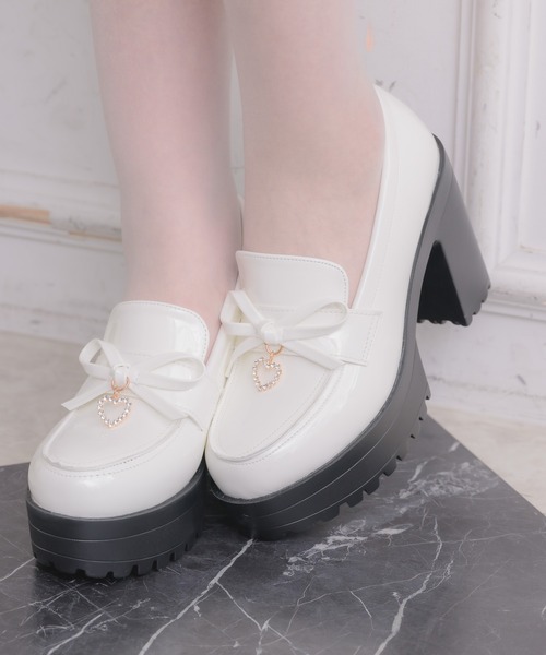 ROJITA（ロジータ）の「ハートチャームリボンローファー（ローファー・レディース・ホワイト/ブラック・SMALL/MEDIUM/LARGE）」の12枚目の写真