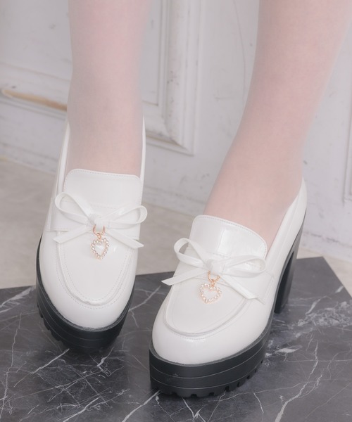ROJITA（ロジータ）の「ハートチャームリボンローファー（ローファー・レディース・ホワイト/ブラック・SMALL/MEDIUM/LARGE）」の13枚目の写真