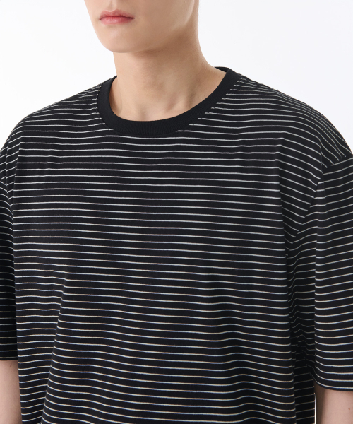 MUSINSA STANDARD（ムシンサスタンダード）の「ピンストライプリラックスクルーネックTシャツ[ブラック/ホワイト]（Tシャツ/カットソー・メンズ・その他・SMALL/MEDIUM/LARGE/X-LARGE/XX-LARGE/XXX-LARGE）」の3枚目の写真