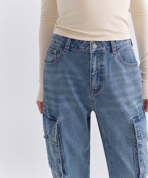 MUSINSA STANDARD WOMAN（ムシンサスタンダードウーマン）の「ウィメンズセミブーツカットマルチカーゴデニムパンツ[ミディアムインディゴ]（デニムパンツ・レディース・その他・30/24/25/26/27/28/29）」の4枚目の写真