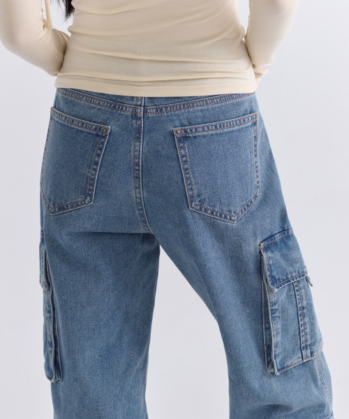 MUSINSA STANDARD WOMAN（ムシンサスタンダードウーマン）の「ウィメンズセミブーツカットマルチカーゴデニムパンツ[ミディアムインディゴ]（デニムパンツ・レディース・その他・30/24/25/26/27/28/29）」の6枚目の写真