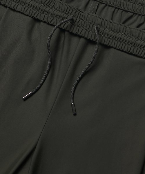 MUSINSA STANDARD（ムシンサスタンダード）の「クーリングディープタックワイドバンディングパンツ[カーキ]（スラックス・メンズ・その他・40/38/42/36/34/32/30/26/28）」の4枚目の写真