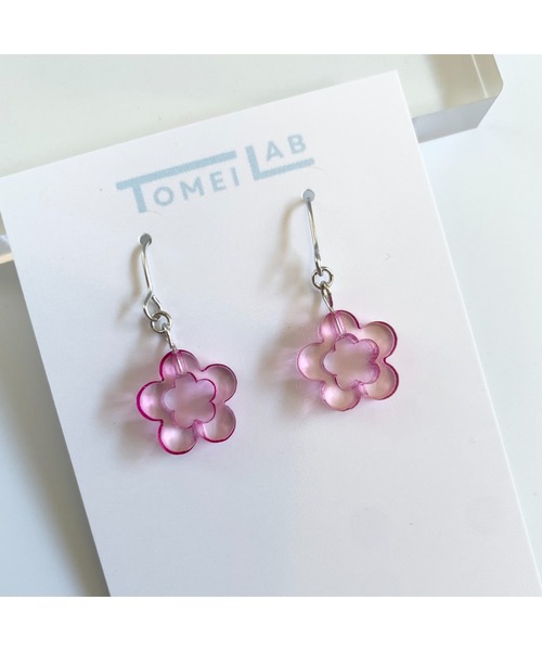 tone(トーン)の「【TOMEI LAB】フラワー クリア ピアス(MA)(ピアス(両耳用)・レディース・パープル/オレンジ/ライトグリーン/ブラック/ブルー/ピンク・FREE)」の1枚目の写真