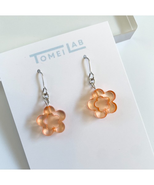 tone(トーン)の「【TOMEI LAB】フラワー クリア ピアス(MA)(ピアス(両耳用)・レディース・パープル/オレンジ/ライトグリーン/ブラック/ブルー/ピンク・FREE)」の6枚目の写真