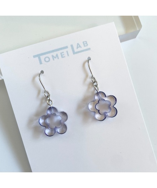 tone(トーン)の「【TOMEI LAB】フラワー クリア ピアス(MA)(ピアス(両耳用)・レディース・パープル/オレンジ/ライトグリーン/ブラック/ブルー/ピンク・FREE)」の4枚目の写真