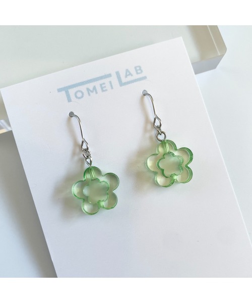 tone(トーン)の「【TOMEI LAB】フラワー クリア ピアス(MA)(ピアス(両耳用)・レディース・パープル/オレンジ/ライトグリーン/ブラック/ブルー/ピンク・FREE)」の3枚目の写真