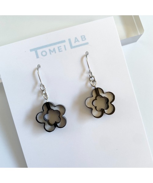 tone(トーン)の「【TOMEI LAB】フラワー クリア ピアス(MA)(ピアス(両耳用)・レディース・パープル/オレンジ/ライトグリーン/ブラック/ブルー/ピンク・FREE)」の2枚目の写真