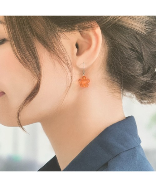 tone(トーン)の「【TOMEI LAB】フラワー クリア ピアス(MA)(ピアス(両耳用)・レディース・パープル/オレンジ/ライトグリーン/ブラック/ブルー/ピンク・FREE)」の8枚目の写真
