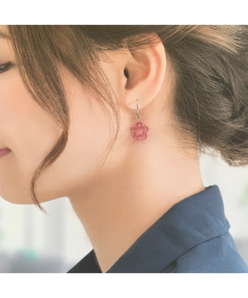 tone(トーン)の「【TOMEI LAB】フラワー クリア ピアス(MA)(ピアス(両耳用)・レディース・パープル/オレンジ/ライトグリーン/ブラック/ブルー/ピンク・FREE)」の10枚目の写真
