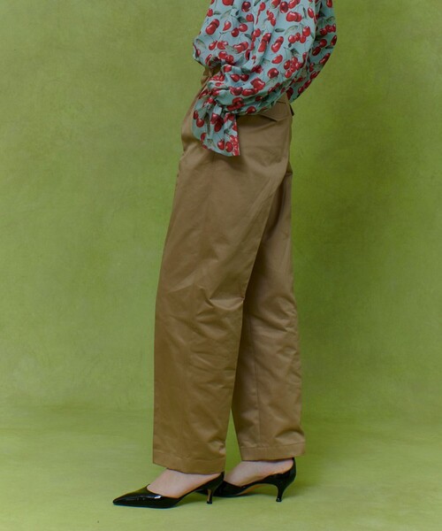 LOULOU WILLOUGHBY(ルルウィルビー)の「【LOULOU WILLOUGHBY】タックチノパンツ(チノパンツ・レディース・ベージュ・1/2)」の2枚目の写真