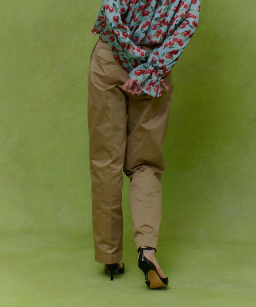 LOULOU WILLOUGHBY(ルルウィルビー)の「【LOULOU WILLOUGHBY】タックチノパンツ(チノパンツ・レディース・ベージュ・1/2)」の4枚目の写真