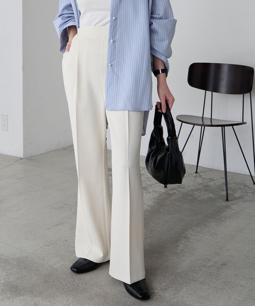 BONLECILL(ボンルシール)の「【マシンウォッシャブル/ストレッチ/イージーケア/防シワ】キレイージードレープセミフレアスラックスパンツ(スラックス・レディース・ブラック/ブラウン/アイボリー/ネイビー/ベージュ/チャコールグレー/グレー・S/L/M)」の2枚目の写真