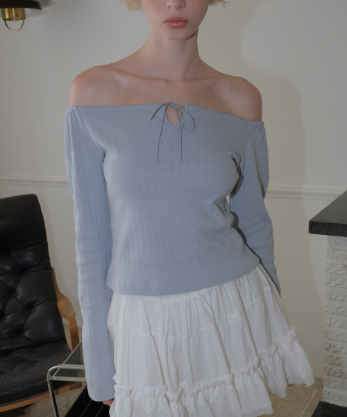CURETTY(キュリティ)の「C EYELET RIBBON TIED T_LIGHT BLUE(Tシャツ/カットソー・レディース・スカイブルー・SMALL)」の2枚目の写真