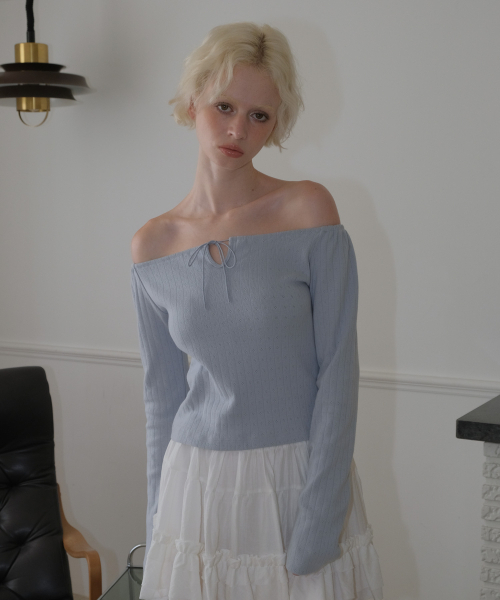 CURETTY(キュリティ)の「C EYELET RIBBON TIED T_LIGHT BLUE(Tシャツ/カットソー・レディース・スカイブルー・SMALL)」の3枚目の写真