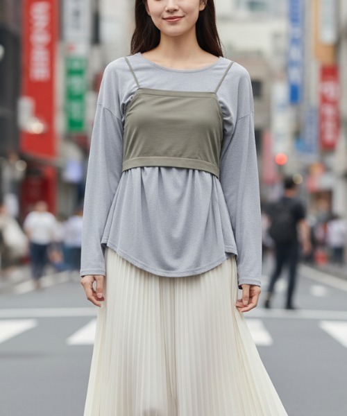 BY THE BAY(バイザベイ)の「【重ね着見え・おしゃれ簡単】レイヤード風フレアキャミ付き長袖トップス2点セット/3色展開|ホワイト ブラック グレー 着回し スタイルアップ 大人カジュアル 韓国ファッション(Tシャツ/カットソー・レディース・ホワイト/ブラック/グレー・FREE)」の3枚目の写真